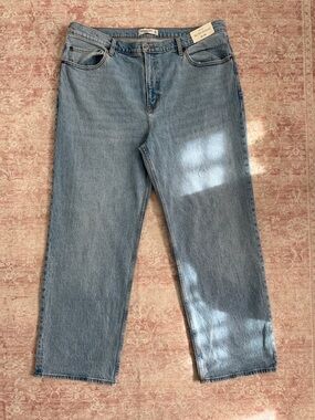 NEW WITH TAGS— Abercrombie 90s Relaxed Jeans